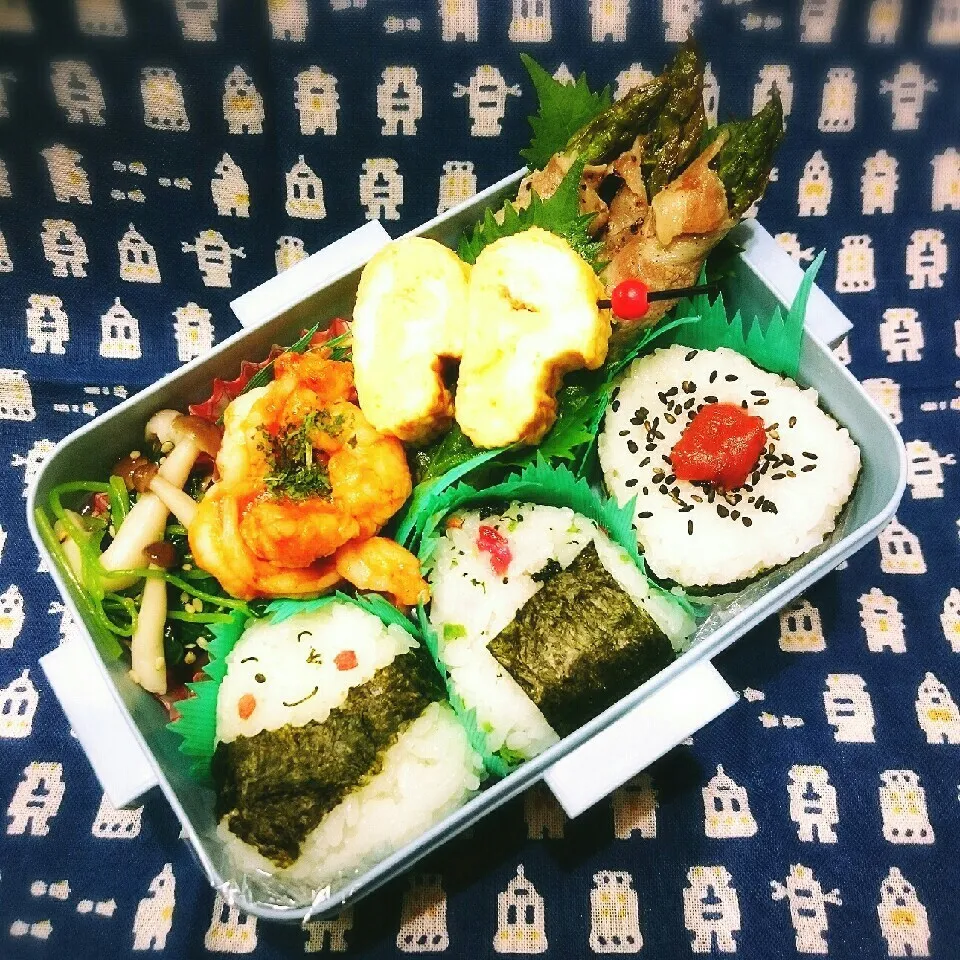 Snapdishの料理写真:三角おにぎり弁当|さらだきの子さん