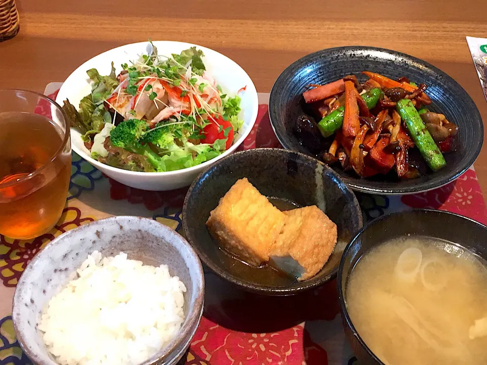 晩御飯
ナスと焼き豚としめじと人参とアスパラの味噌炒め、絹揚げの煮物、サラダ、白米、ネギと揚げの味噌汁|かよちゃんさん