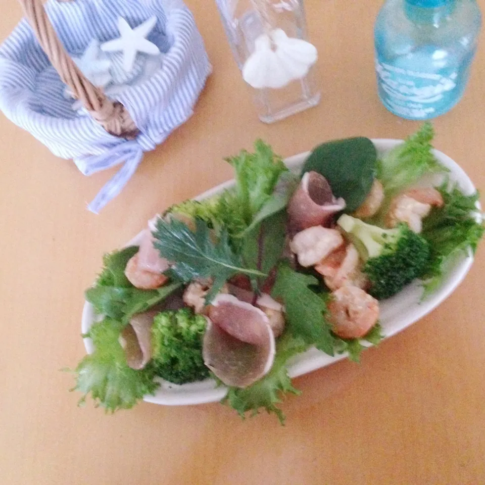 Snapdishの料理写真:💕エビと生ハムのデリ風サラダ💕|yuiママさん