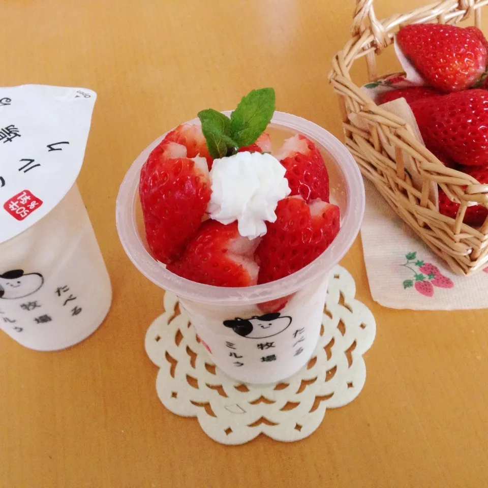 🍓「食べる牧場ミルク」で苺パフェ🍓|yuiママさん