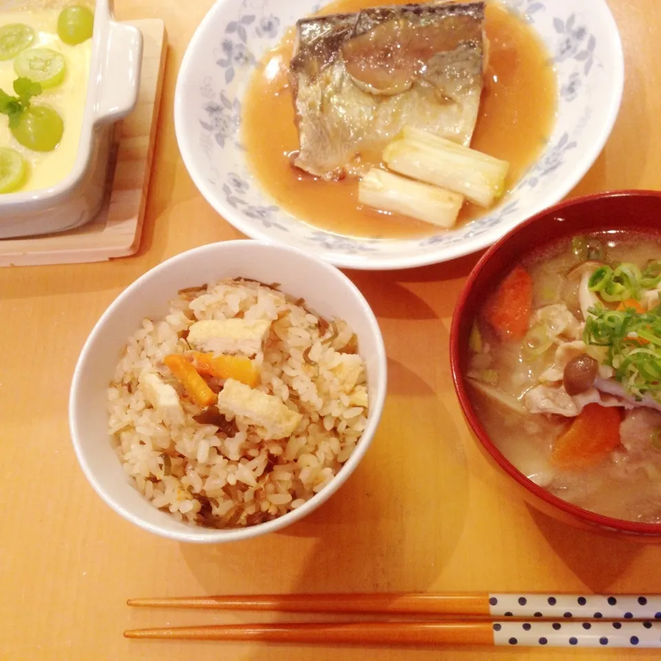 Snapdishの料理写真:🍁炊き込みご飯・豚汁・鯖の味噌煮の和食ご飯🍁|yuiママさん