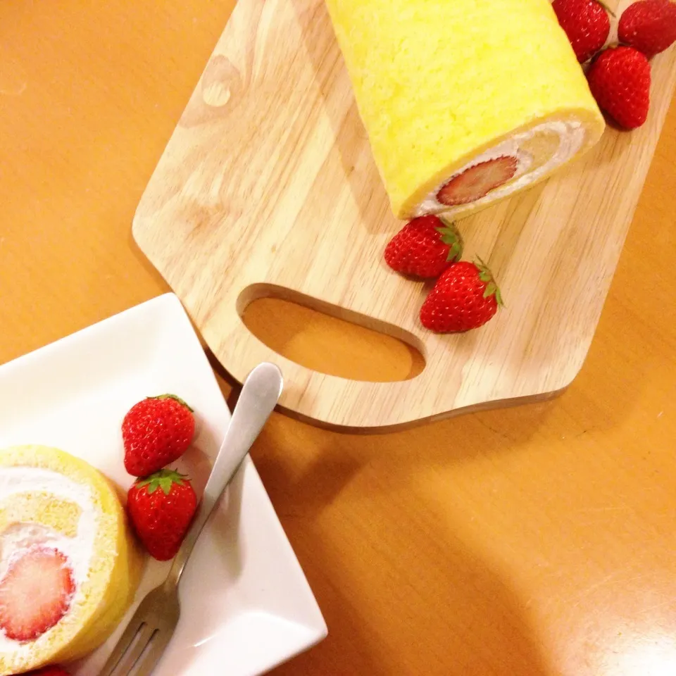 Snapdishの料理写真:🍓しっとりフワフワ♡苺のロールケーキ🍓|yuiママさん