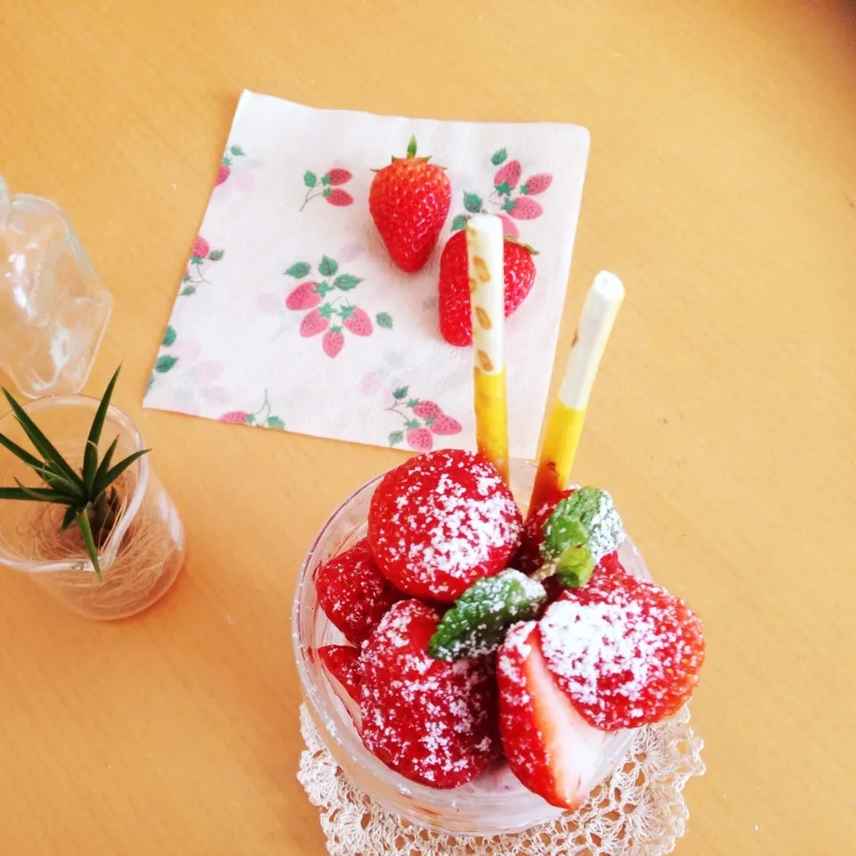 苺尽くしパフェ〜自家製苺アイス入り🍓🍨|yuiママさん