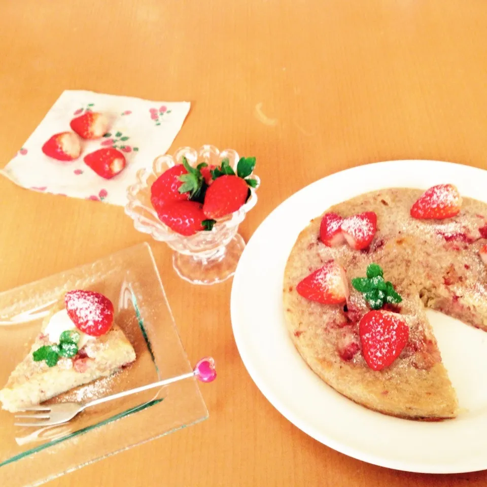 Snapdishの料理写真:㊗️りまのんちゃん1000投稿💖苺ヨーグルトケーキ🍓|yuiママさん