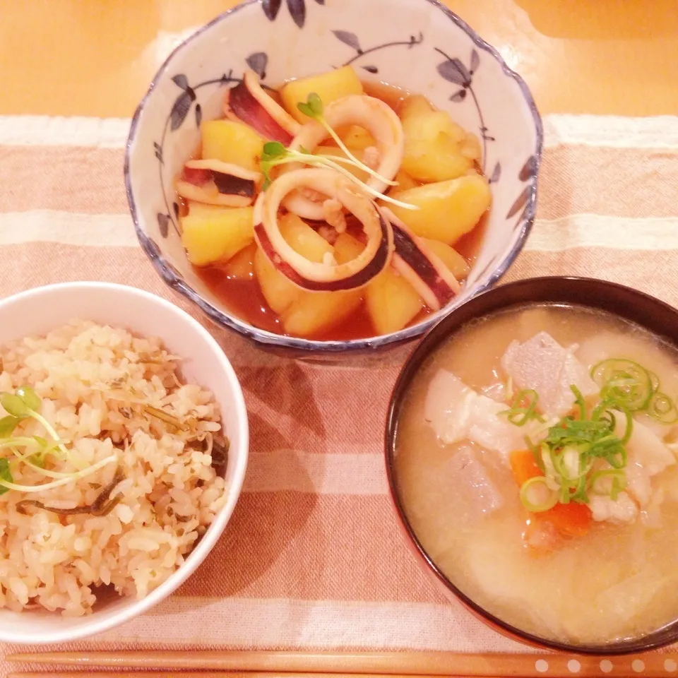 イカとじゃがいもの煮物・豚汁・炊き込みご飯💖|yuiママさん