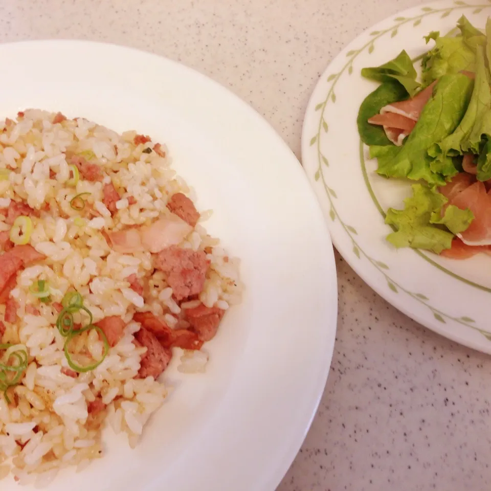 休日のお家ご飯🍴餃子の具でチャーハン❣️|yuiママさん