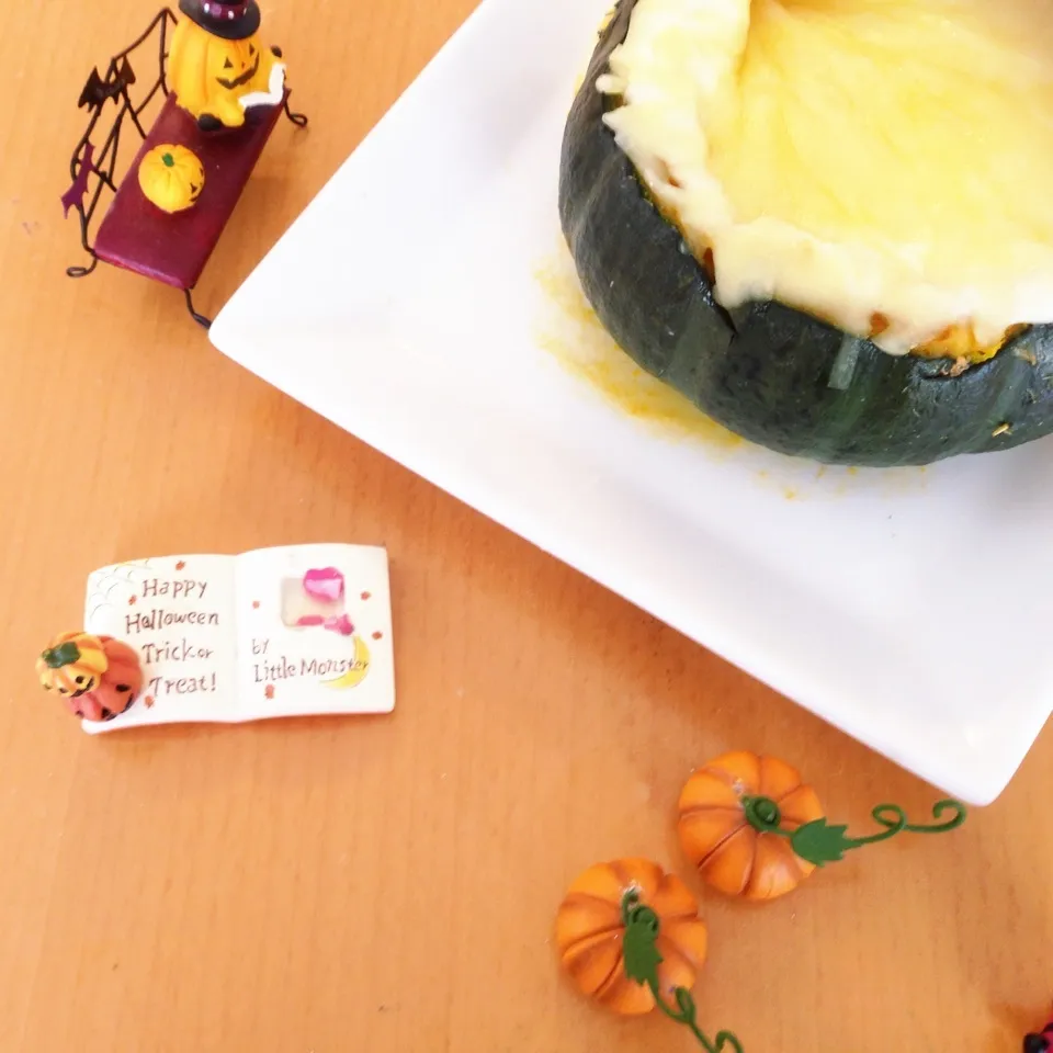 Snapdishの料理写真:ミニカボチャのグラタン🎃ホワイトソースで💝|yuiママさん