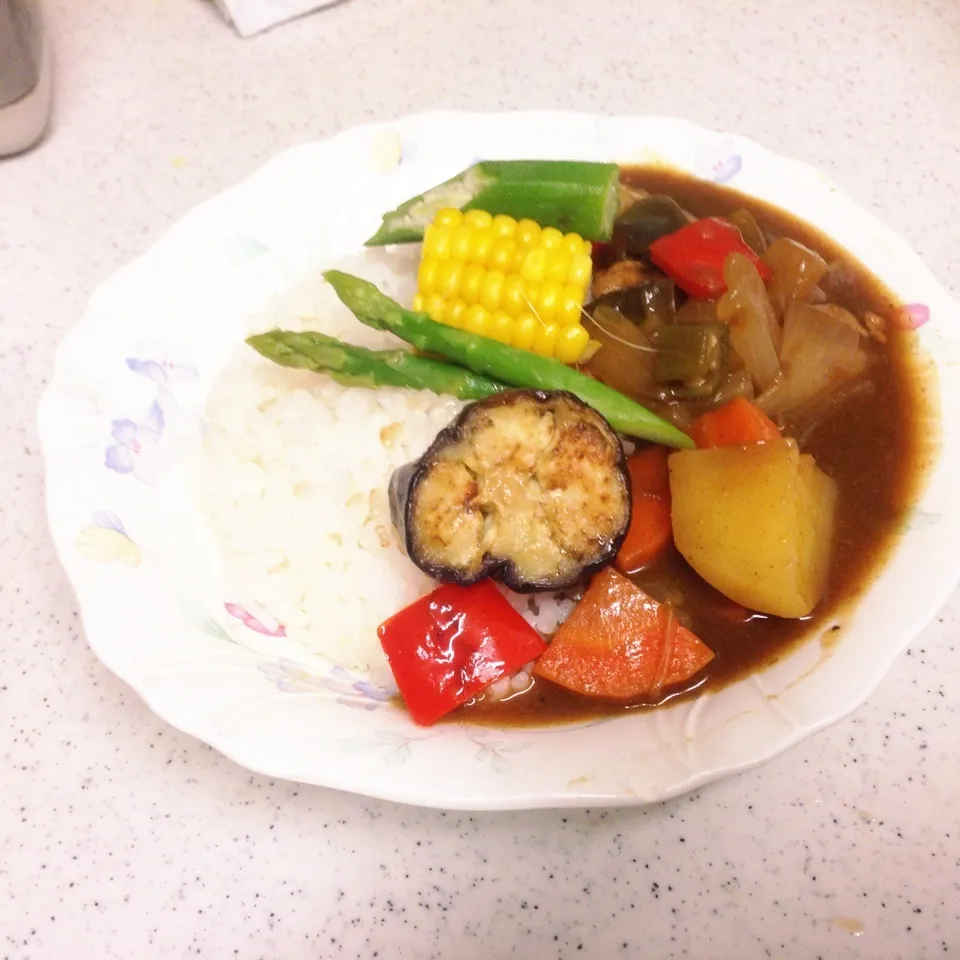 Snapdishの料理写真:夏野菜カレー🍛茹で野菜・炒め野菜を添えて🍆🍅|yuiママさん