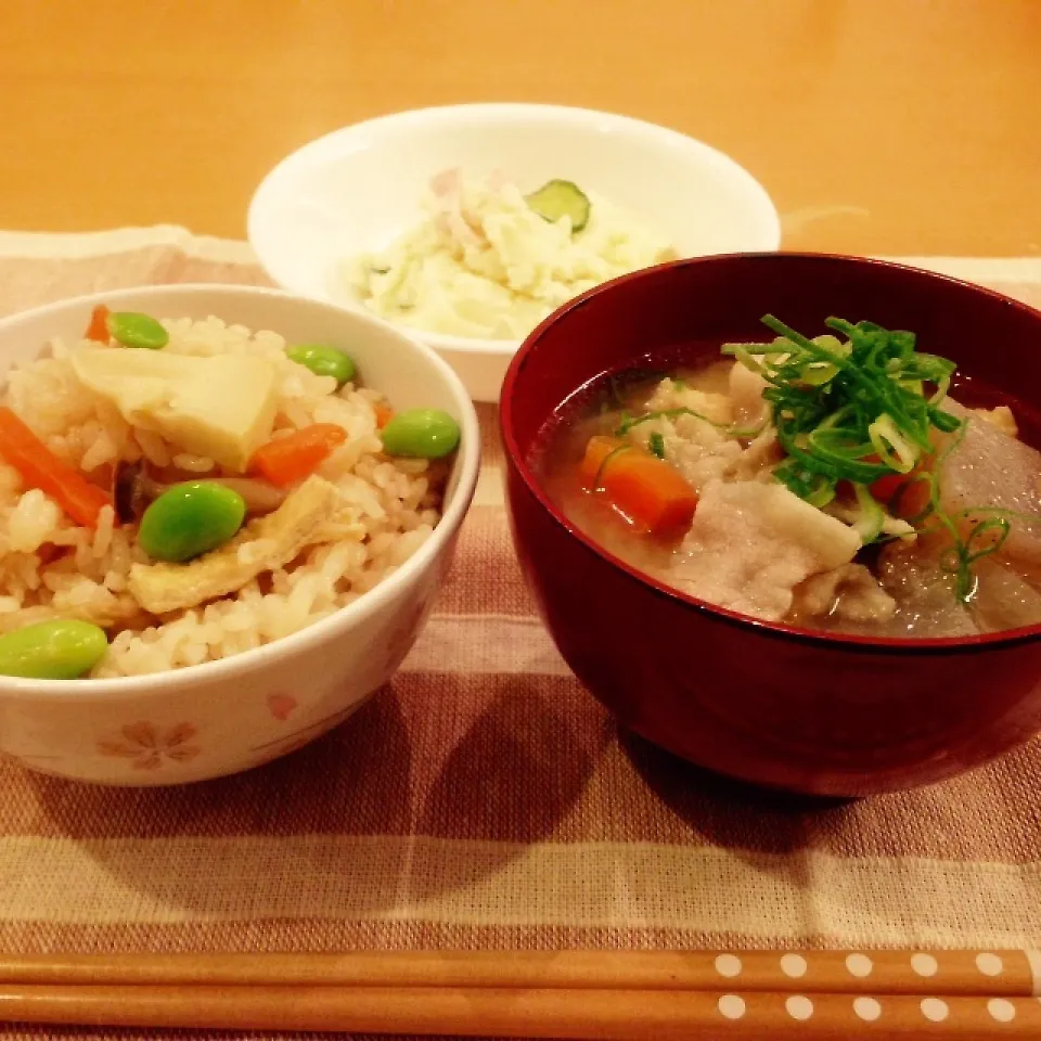 今日の夕ご飯〜炊き込みご飯・豚汁・ポテトサラダ♡|yuiママさん