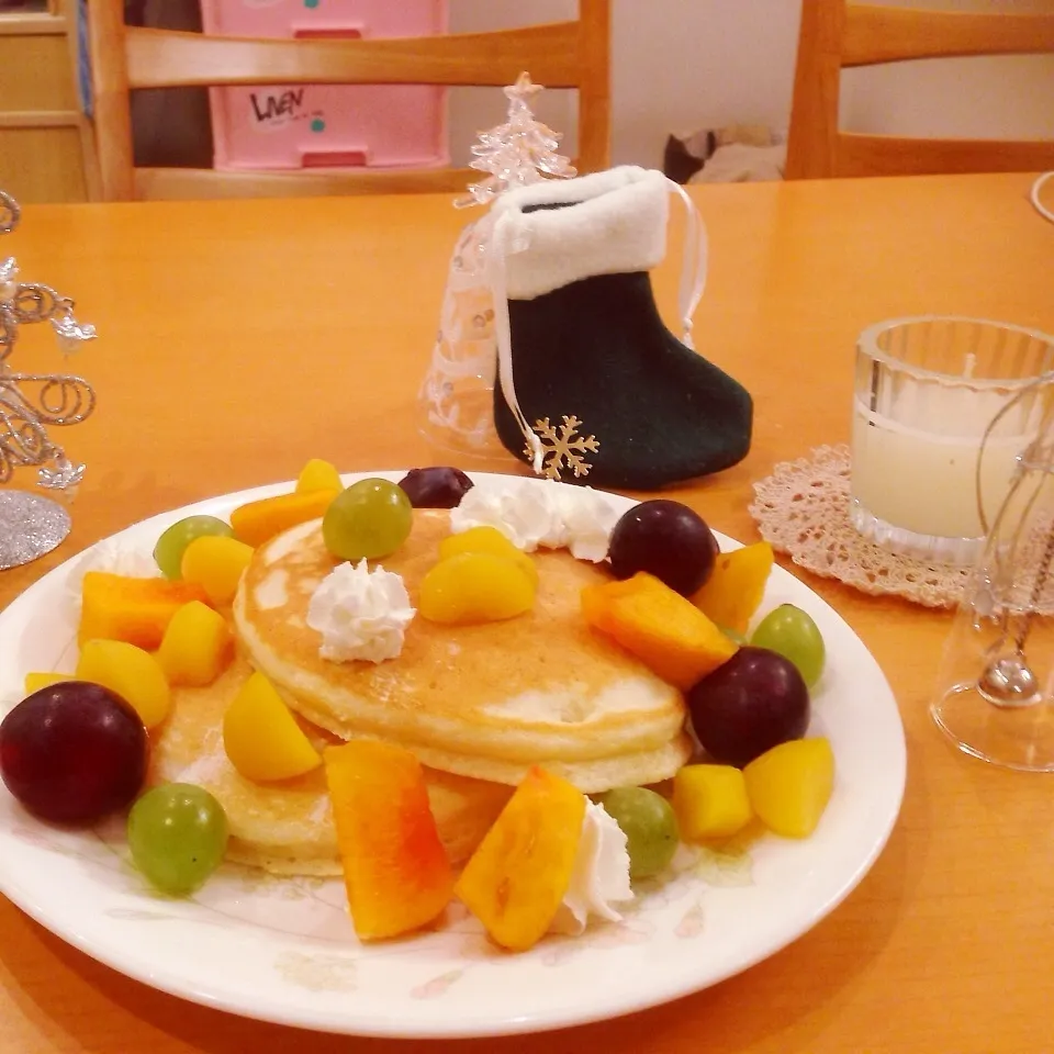 Snapdishの料理写真:パンケーキ〜ひと足早くクリスマスグッズで囲んで♡|yuiママさん