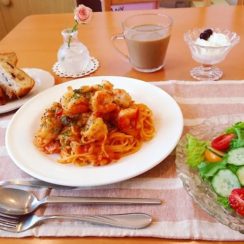 エビとベーコンのトマトソースパスタ♡サラダ＆デサート♪|yuiママさん