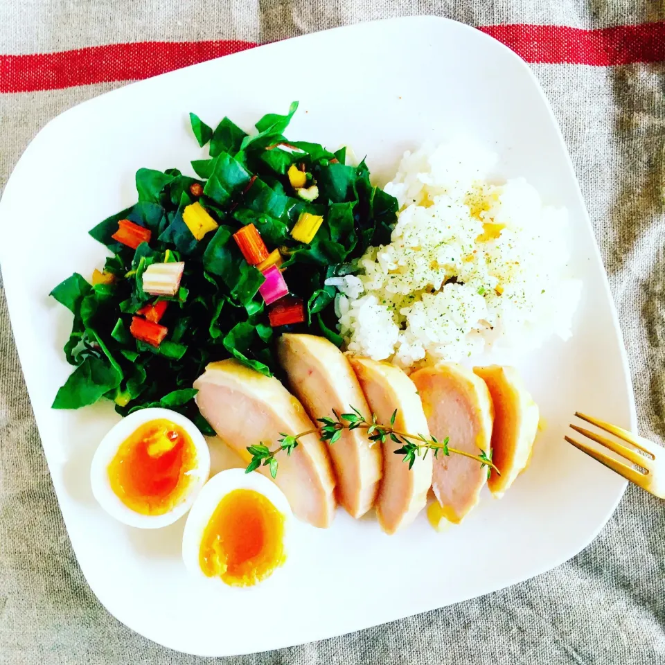 鶏むねボイルと半熟卵の親子プレート🐣|sakiさん