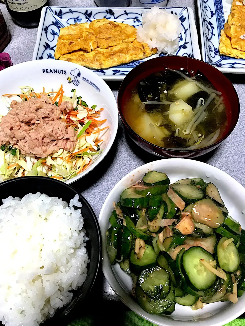 梅の酸っぱさはご飯がすすむくん #夕飯  白米、きゅうり梅生姜和え、おかか入り玉子焼き、大根おろし、じゃがワカメ味噌汁、ツナサラダ|ms903さん