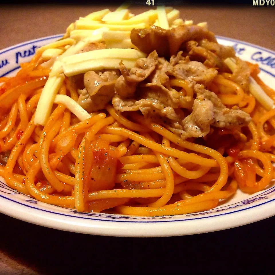 Snapdishの料理写真:サルサとケチャップのチーズ乗せお肉パスタ♪(^o^)|dr.よっしーパパ(ふらっとちゃんねるパパママレオくん)さん