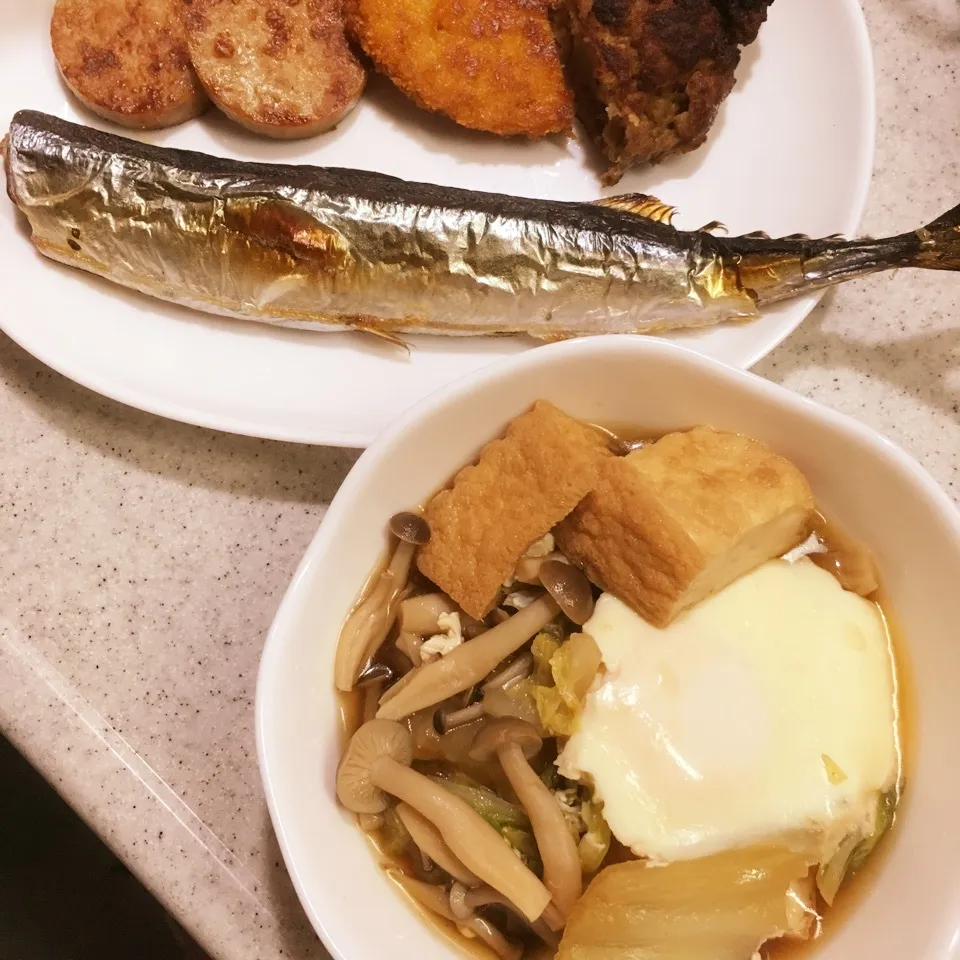 Snapdishの料理写真:焼き秋刀魚 白菜と厚揚げとしめじの煮物|よっぴぃさん