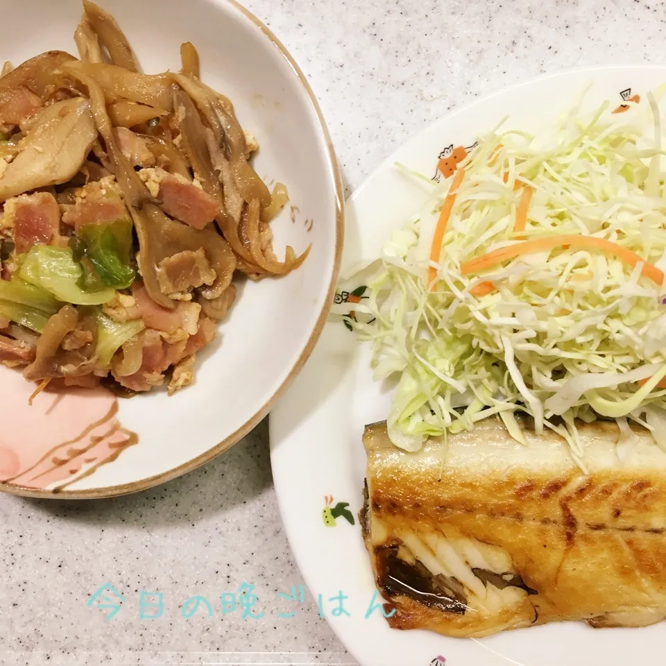 野菜と舞茸とベーコンの醤油とんこつ煮 塩サバ|よっぴぃさん