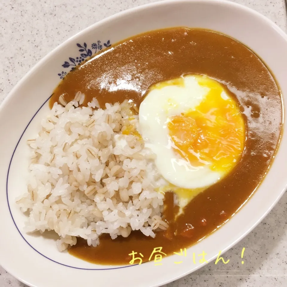 もち麦ごはんにインスタントカレーにレンチン玉子を乗せて|よっぴぃさん