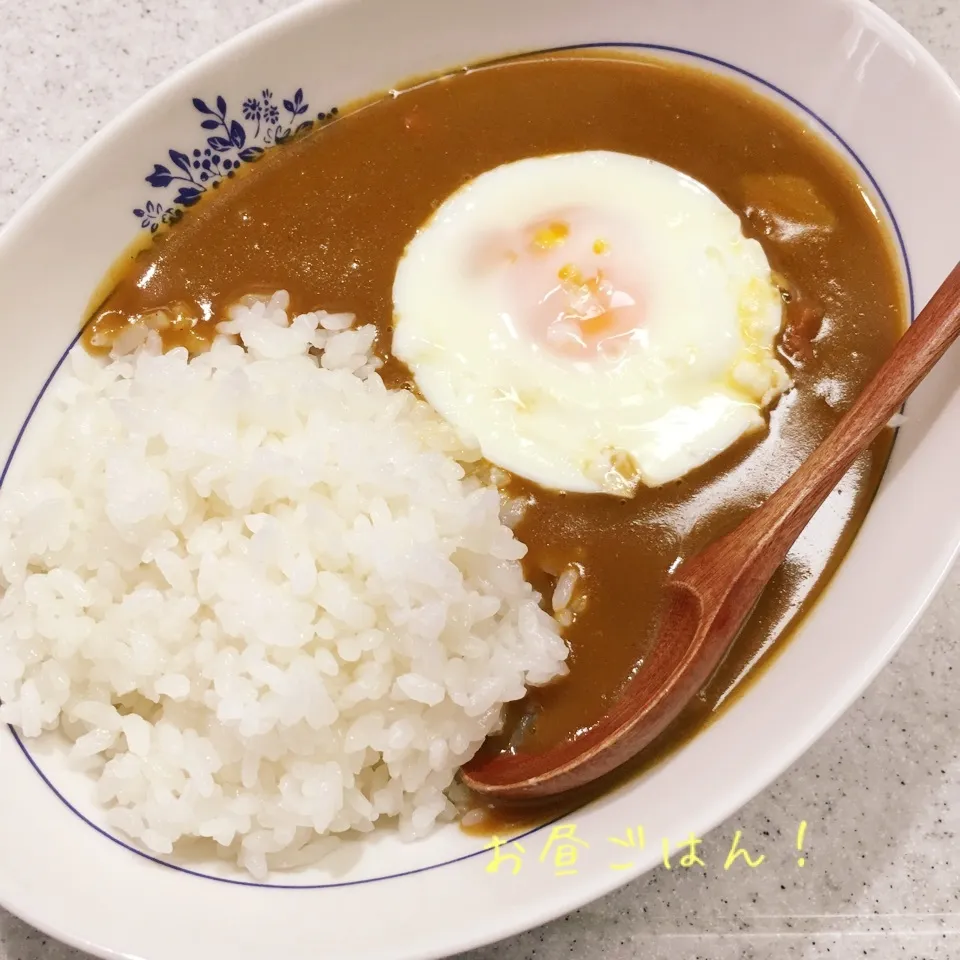 インスタントカレーに玉子を添えて|よっぴぃさん