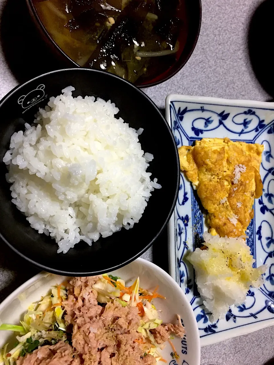 ワカメ・もやし・じゃがいものお味噌汁、鰹節入り卵焼きと大根おろし（天然塩・オリーブオイル・オレガノ）、キャベツ・人参・ブロッコリースプラウトとツナのサラダ（〃）、キュウリ（天然塩・シソ・生姜・梅肉）
 #食事制限  #低fodmap  #sibo  #小腸細菌異常増殖症|gekoさん