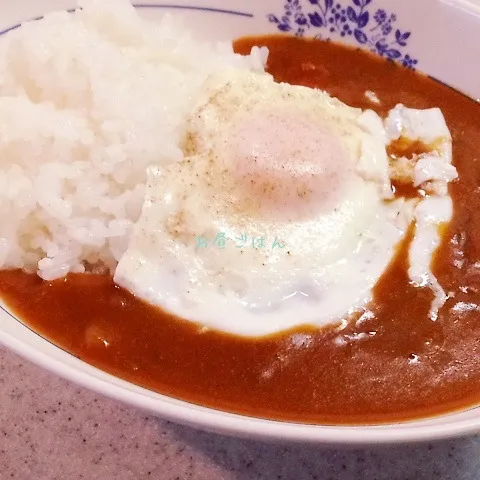 インスタントカレー目玉焼きのせ|よっぴぃさん