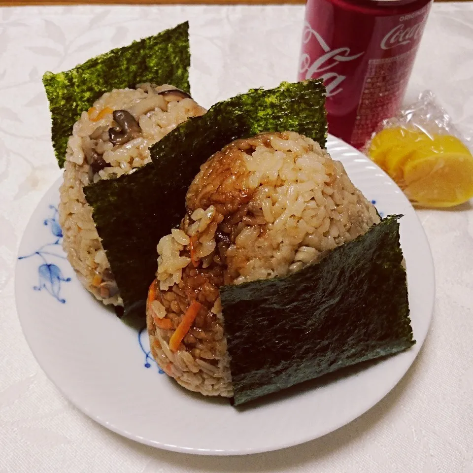 Snapdishの料理写真:10/8の夜勤弁当 炊き込みご飯でおにぎり|卯月さん