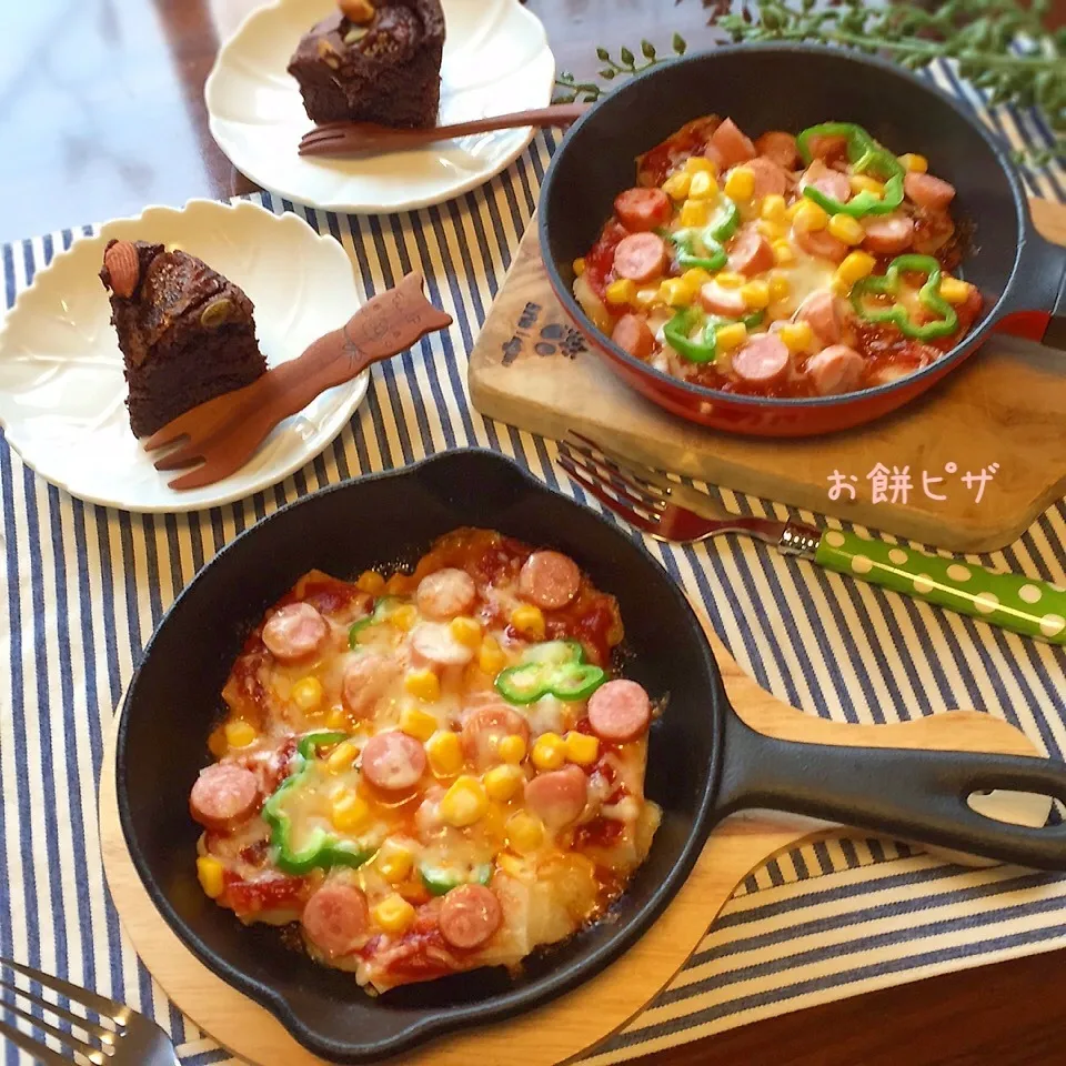 Snapdishの料理写真:スキレットでアツアツお餅ピザ♪|ゆりこさん