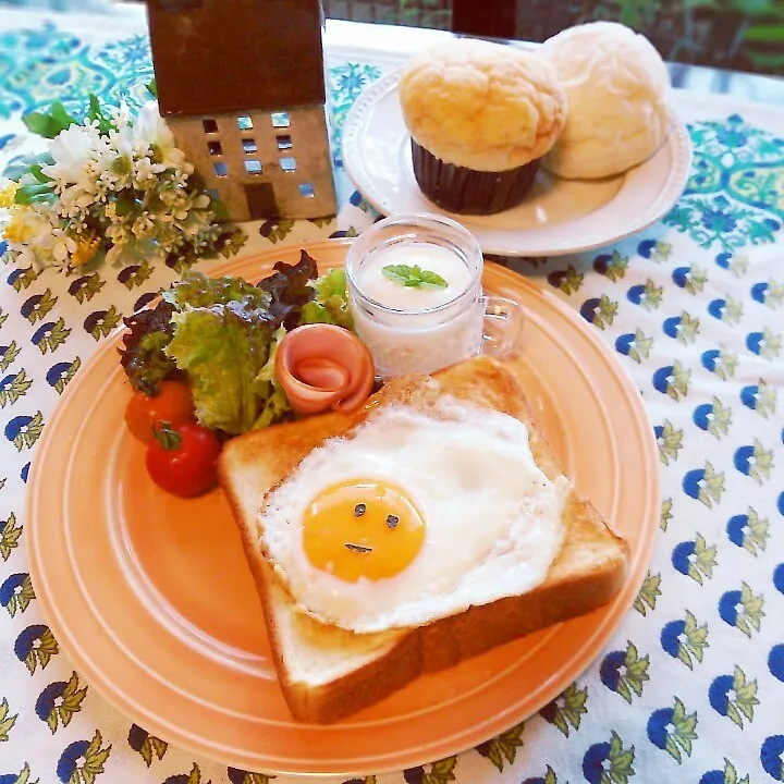 スマイル目玉焼きトーストでハッピーモーニング♡|ゆりこさん