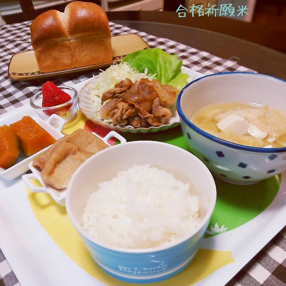 Snapdishの料理写真:合格祈願米と春キャベツのお味噌汁|ゆりこさん