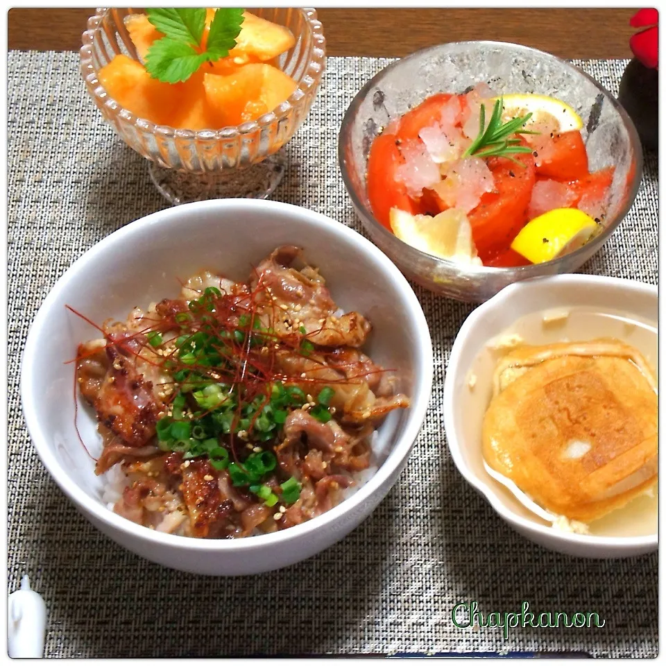 Snapdishの料理写真:塩カルビ丼・冷やしトマト|chapkanonさん