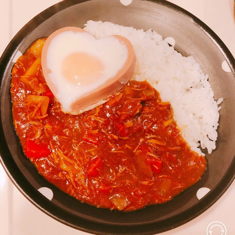 ハート❤️の目玉焼きをのっけたカレー🍛|みぃさん