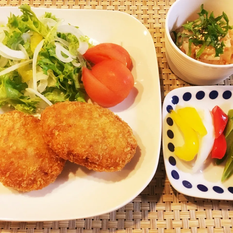 Snapdishの料理写真:春キャベツたっぷりメンチカツの晩御飯|みぃさん