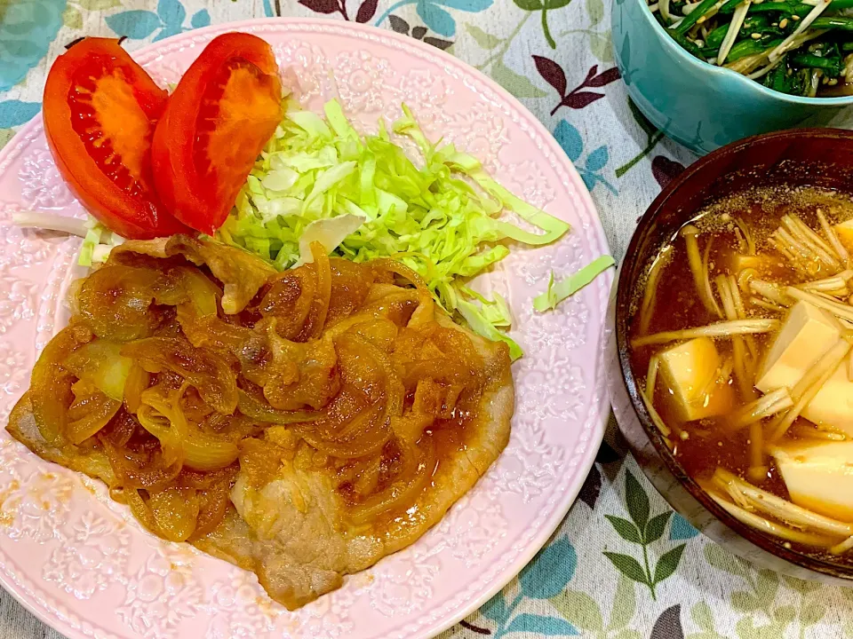 Snapdishの料理写真:生姜焼き
春菊の胡麻和え
味噌汁|mayuさん