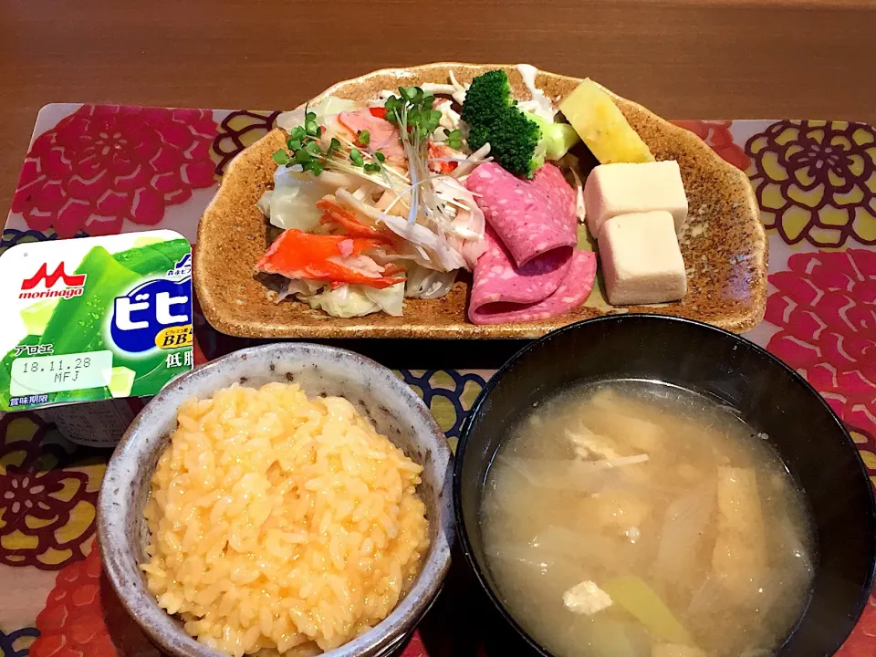 Snapdishの料理写真:朝ごはん
高野豆腐、茹でキャベツとカニカマのサラダ、ハム、ブロッコリー、ブロッコリースプラウト、パイナップル、卵ご飯、ネギと揚げの味噌汁、アロエヨーグルト|かよちゃんさん