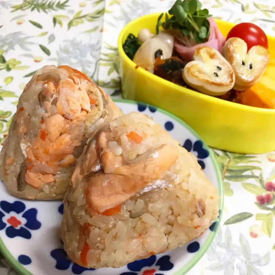 Snapdishの料理写真:鮭の炊き込みご飯おにぎり弁当🍙|みっこちゃんさん