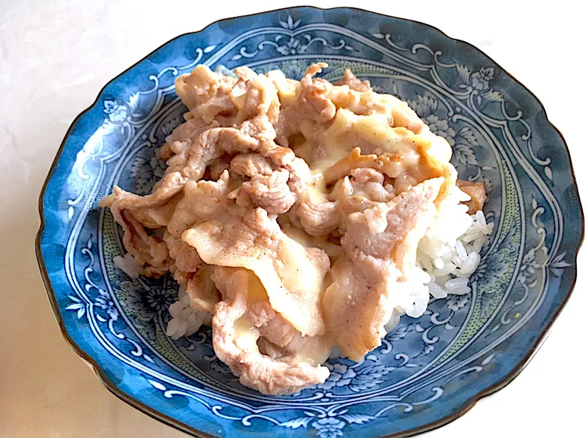 豚肉とチーズの塩胡椒炒め丼。|あやとん♪さん