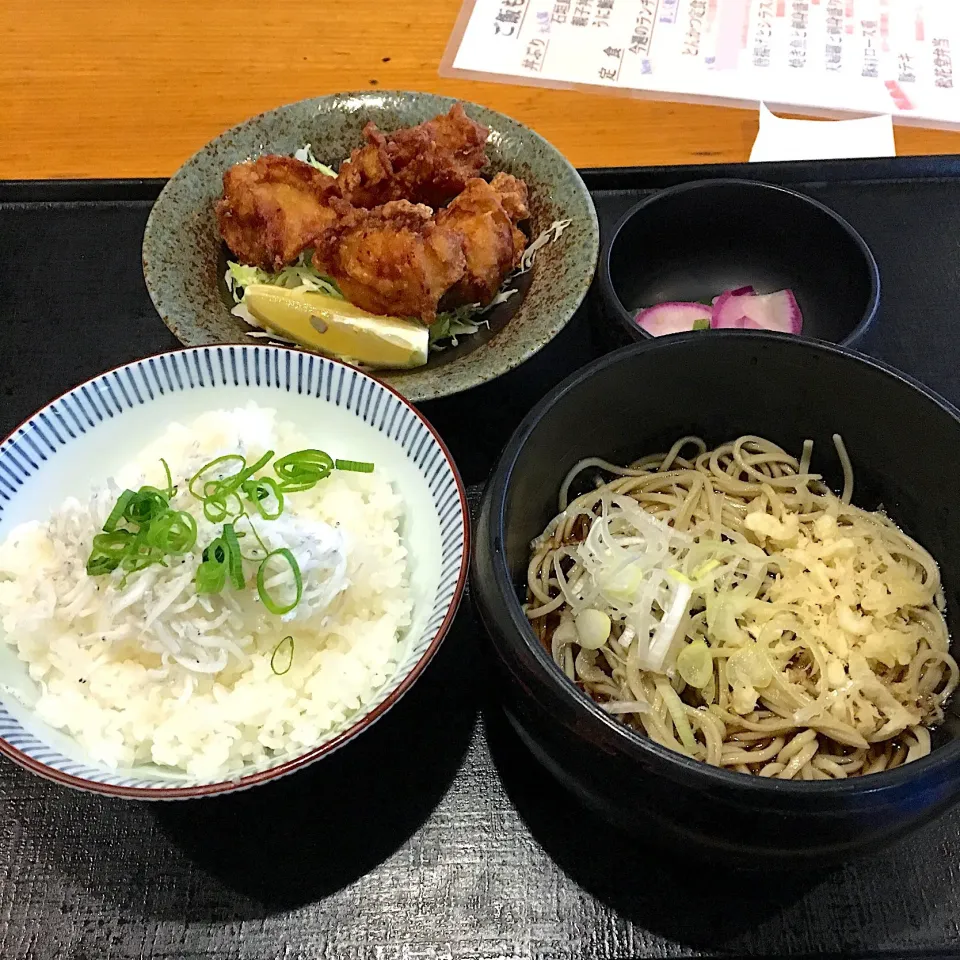 Snapdishの料理写真:シラスご飯と唐揚げ、そば付き@柏庵(大森)|yoooochanさん