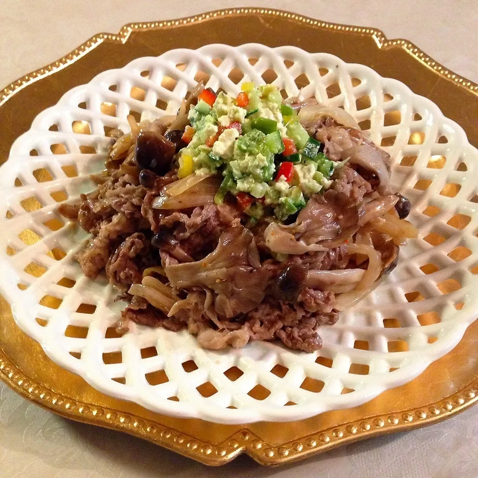 ♪飛騨牛＊しめじ＊舞茸の大蒜生姜醤油ソテー＊アボカドソース♪|henryさん