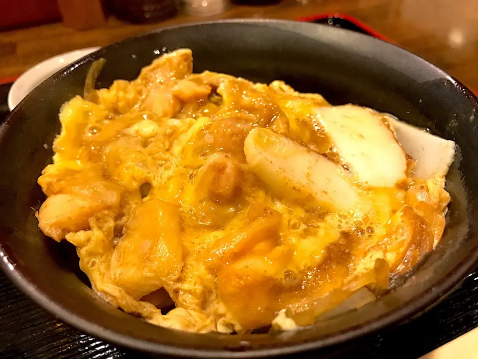 Snapdishの料理写真:今日のロカボ台無し食は親子丼（ご飯半分オプション）どす。ここ数日、低糖質の誓いを守れてませんわね😭|にゃあ（芸名）さん