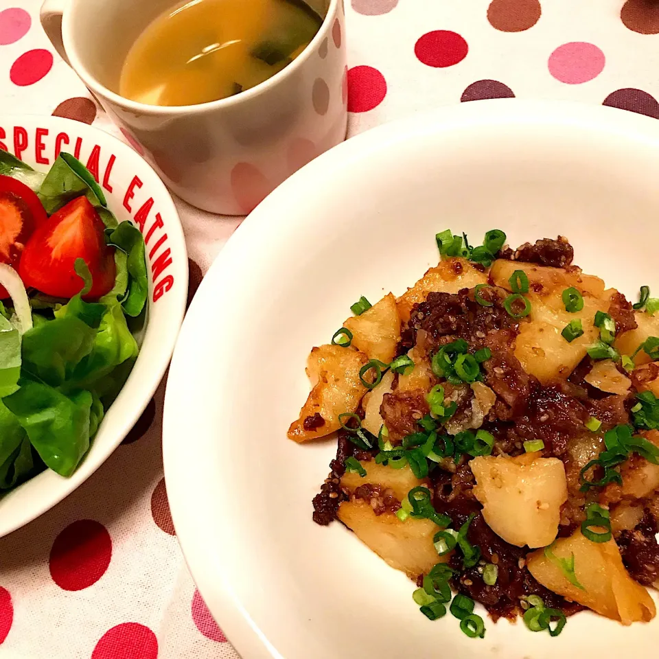 じゃがいもと牛肉のピリ辛炒め♡お味噌汁♡|まゆかさん