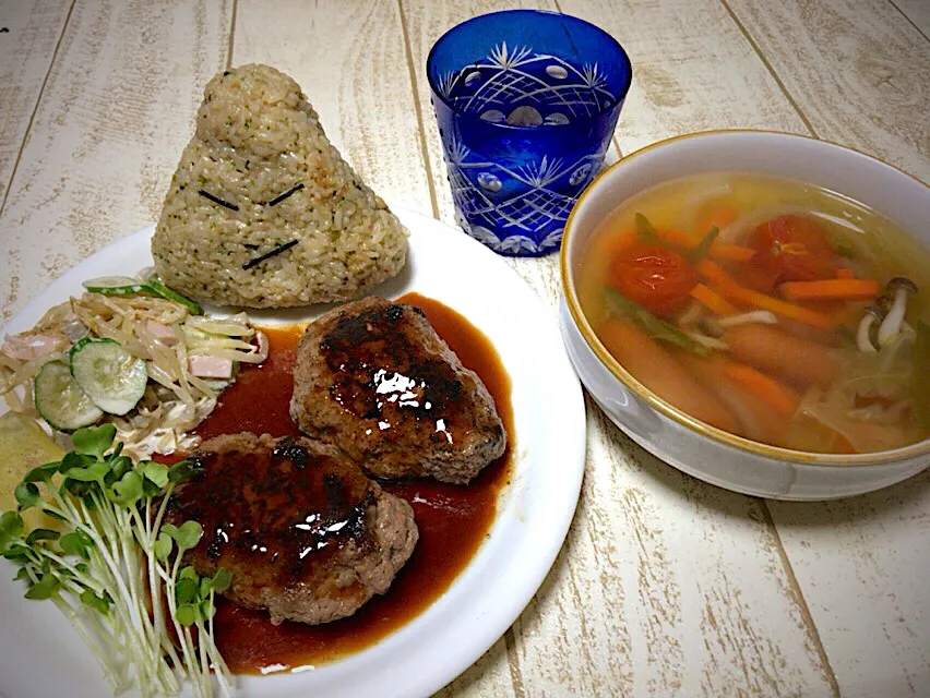 Snapdishの料理写真:今日の男飯(๑˃̵ᴗ˂̵)試してガッテン流ジューシーハンバーグ&悪魔のおにぎり&野菜コンソメスープ🥦🎶|ひーちゃんさん