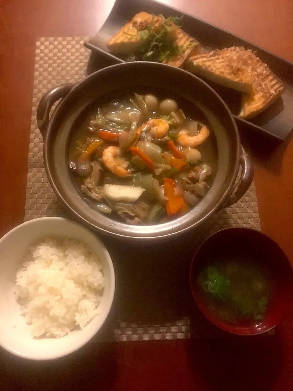 Snapdishの料理写真:Today's Dinner🍴焼き厚揚げ豆腐･八宝菜･白飯･ｵｸﾗとめかぶのｽｰﾌﾟ|🌈Ami🍻さん