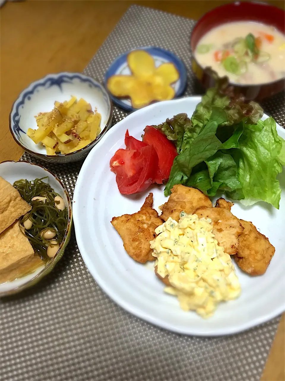 Snapdishの料理写真:チキン南蛮🐔厚揚げと切り昆布の煮物 
サツマイモのきんぴら🍠粕汁|くっきいママさん