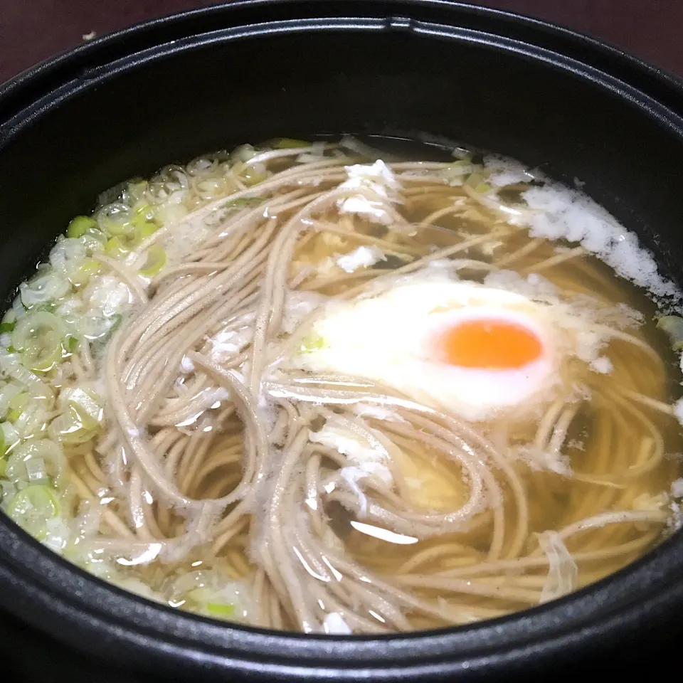 宿ぐらしの晩ごはん😓😓😓
体調悪くミニホットプレート煮込み蕎麦。
これも半分しか...|ぽんたさん