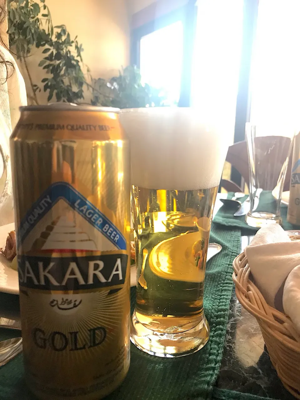 エジプトのレストランにて
地元で売られているSAKARAビール|Takayukiさん