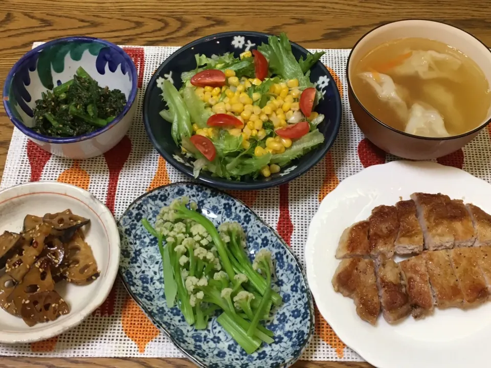 Snapdishの料理写真:春菊胡麻和え・サラダ・ワンタンスープ・豚ロース酢醤油ソテー・カリフローレ・れんこんのきんぴら|美也子さん