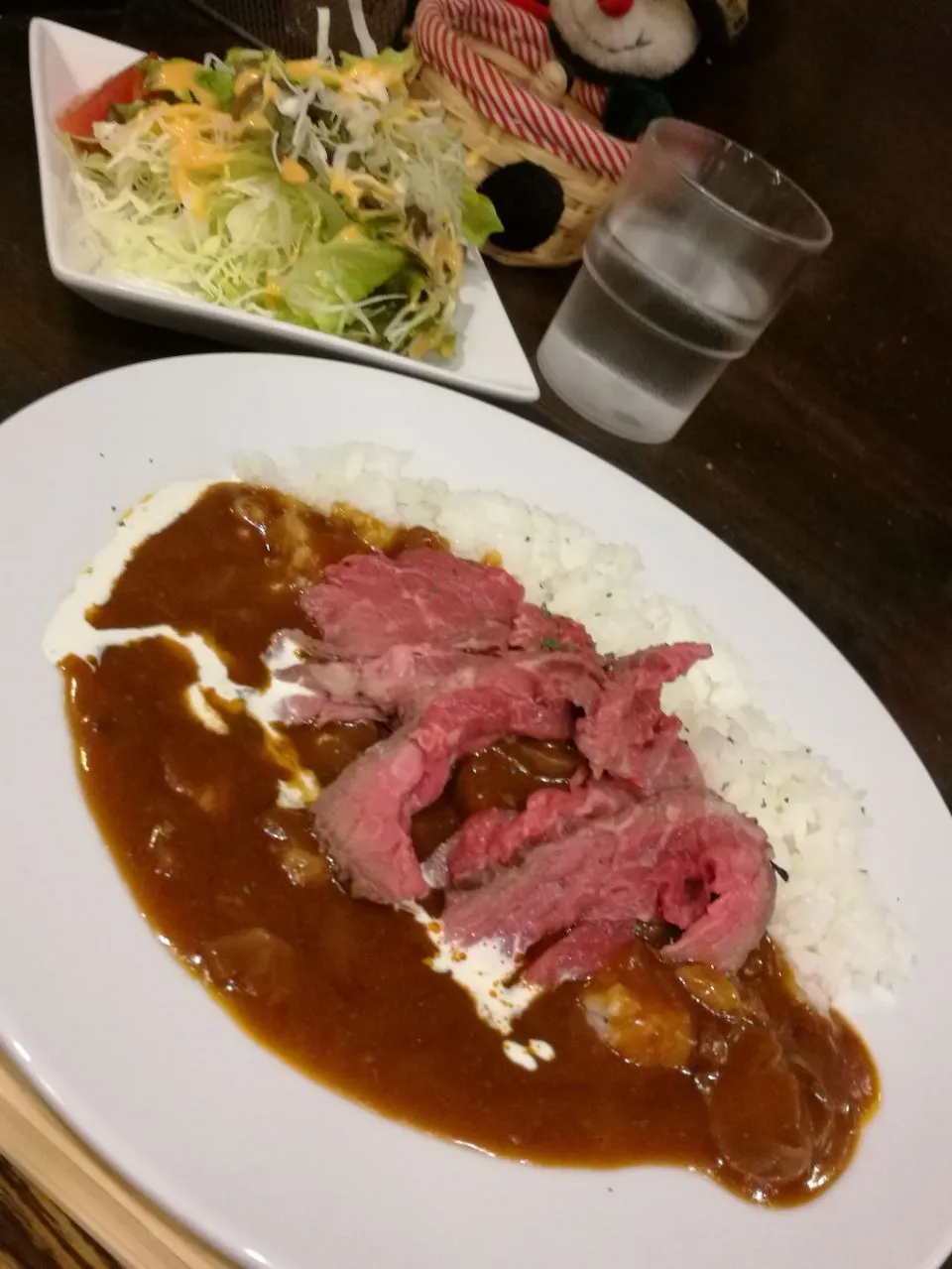 Snapdishの料理写真:自家製ローストビーフのハヤシライスとサラダ|osakana555さん