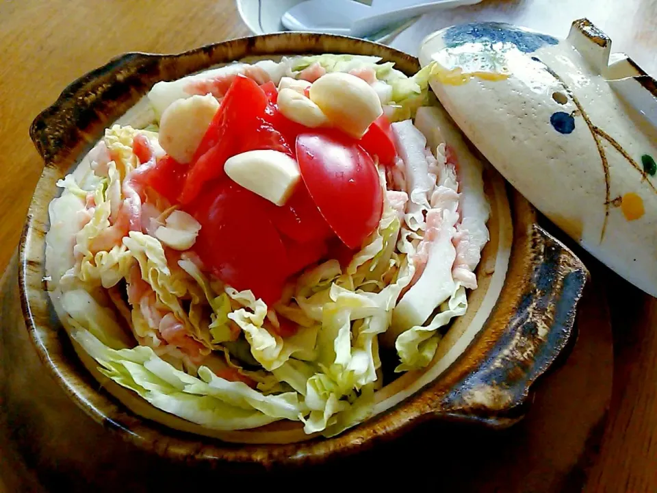 白菜と豚バラ🐷ミルフィーユ🍅トマト鍋🍲
#にんにくプンプン😆😆|Naomi Furuyaさん