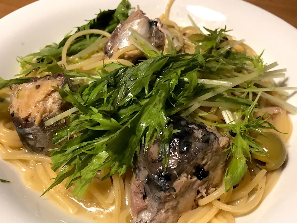 Snapdishの料理写真:スキレット一つDEサバのオリーブオイル漬けと水菜のスパゲティーニ  #パスタ  #オリーブ  #サバ缶 #ケイパー #スキレット|角康広さん