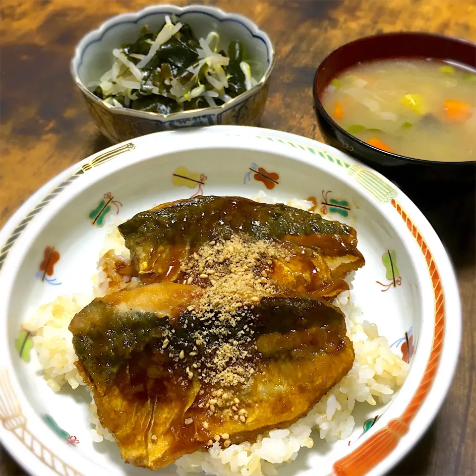 2018/11/17の夕食 #アジの蒲焼き丼 #ワカメともやしの酢の物 #サツマイモと人参とネギのお味噌汁|Shirokoさん