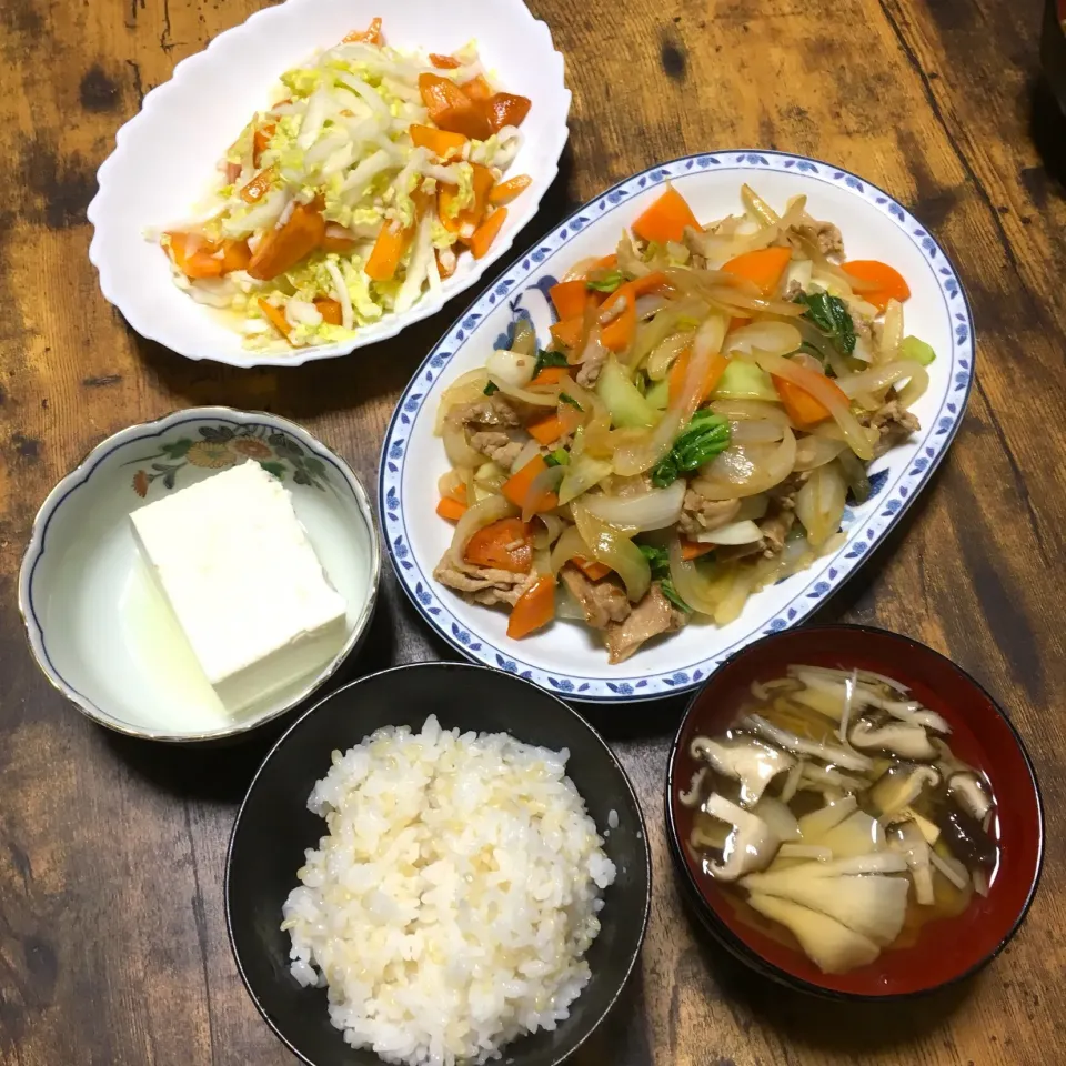 2018/11/16の夕食
#豚肉と青梗菜のオイスターソース炒め
 #柿と白菜のサラダ  #白六穀入りごはん 
#サツマイモと人参とネギのお味噌汁
 #冷奴|Shirokoさん